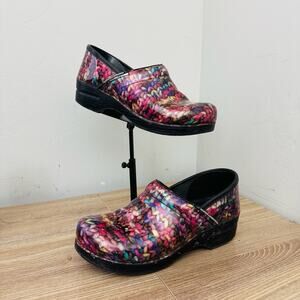 Dansko Pink Chunky Yarn Pattern Patent Leather Clogs Women’s Size 9